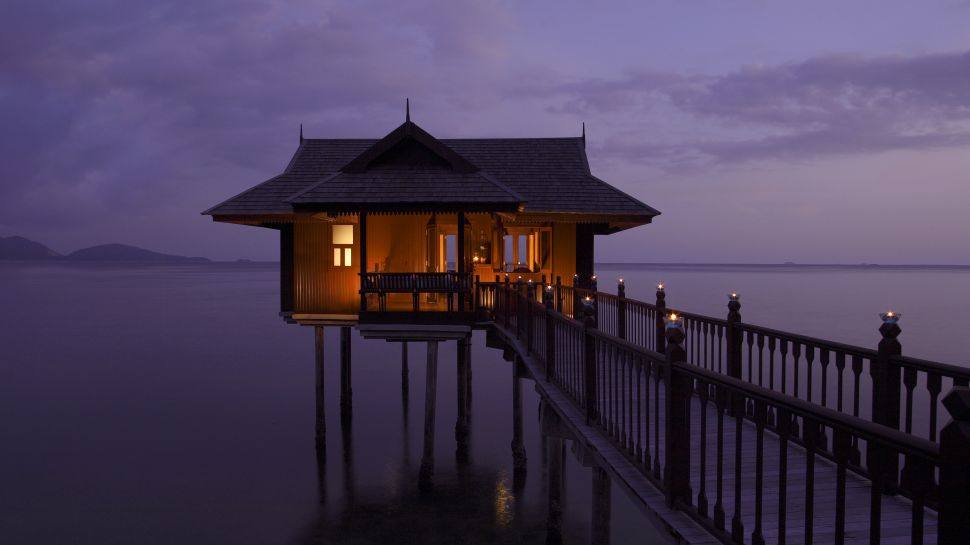 马来西亚绿中海度假村_003162-05-villa-boardwalk-night.jpg