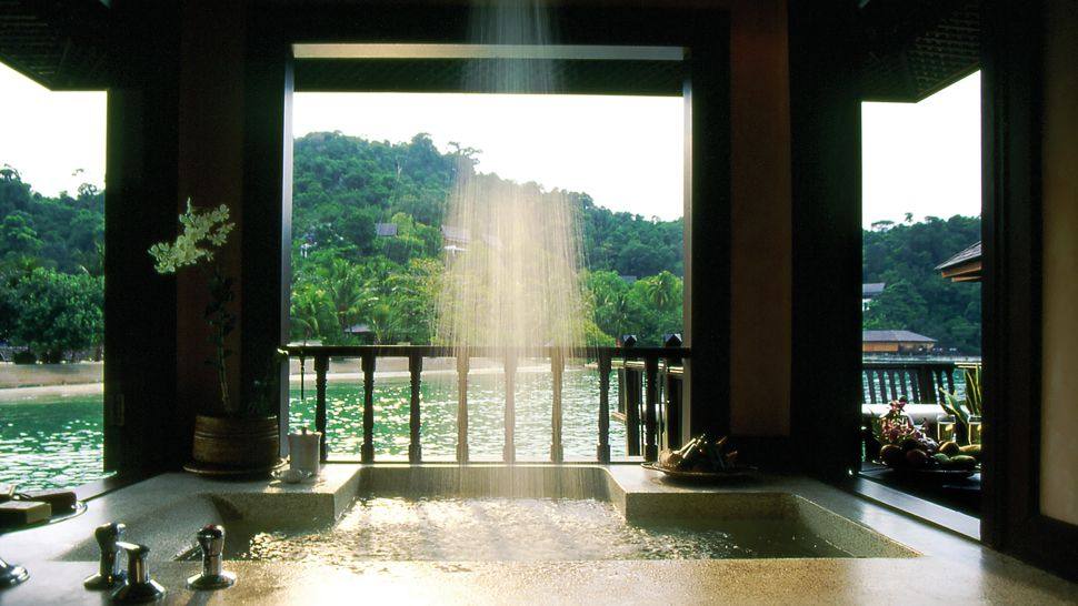 马来西亚绿中海度假村_003162-11-villa-jacuzzi-ceiling-shower.jpg
