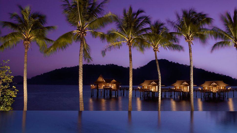 马来西亚绿中海度假村_003162-12-infinity-pool-overwater-bungalows-twilight.jpg