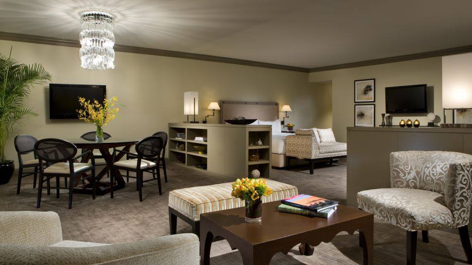德州达拉斯紫檀红新月酒店Rosewood Crescent Hotel_000496-02-suite-sitting-area-king-bed.jpg