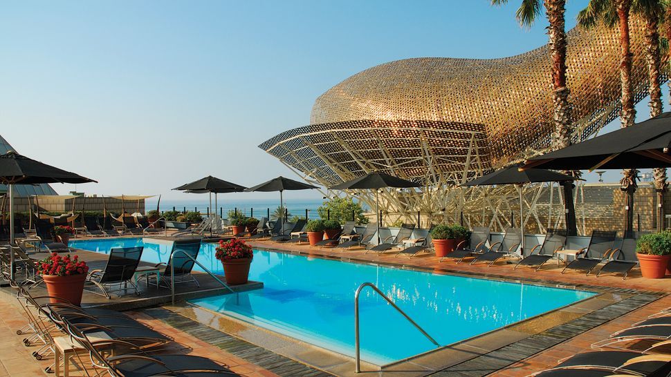 巴塞罗那艺术酒店_003116-08-pool-view-gehry-building.jpg