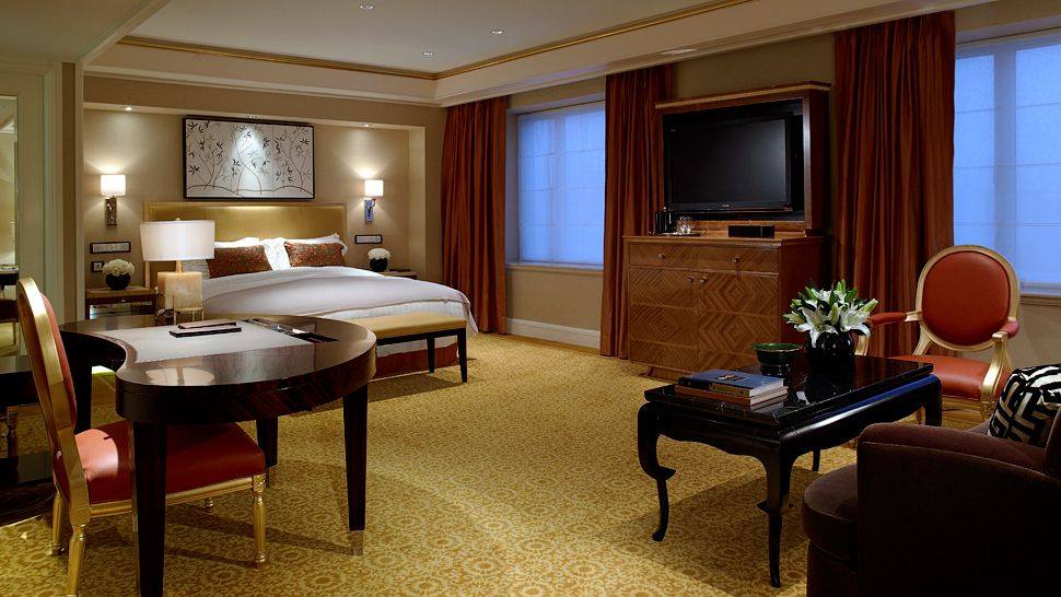 北京瑞吉酒店The St. Regis Beijing_003312-03-deluxe-bedroom-king-bed.jpg