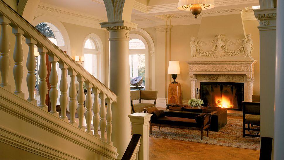 美国麻塞诸塞勒诺克斯wheatleigh酒店_000898-12-greathall_stairs-fireplace.jpg