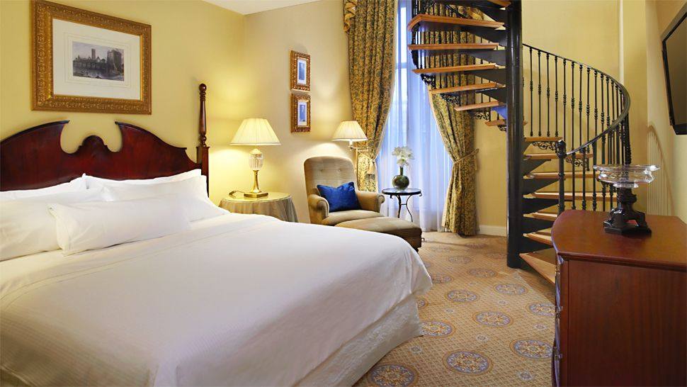 都柏林威斯汀酒店_004283-02-bedroom-with-spiral-staircase.jpg
