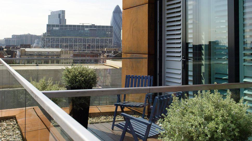 伦敦肖尔迪奇酒店Shoreditch House_007608-01-patio-city-view.jpg