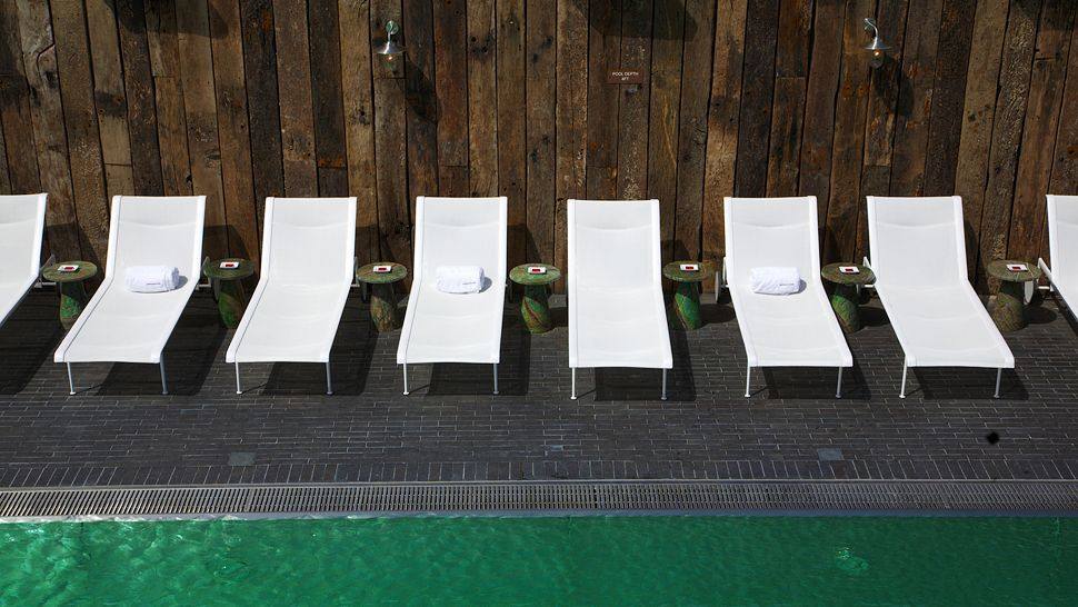 伦敦肖尔迪奇酒店Shoreditch House_007608-08-pool-loungers.jpg