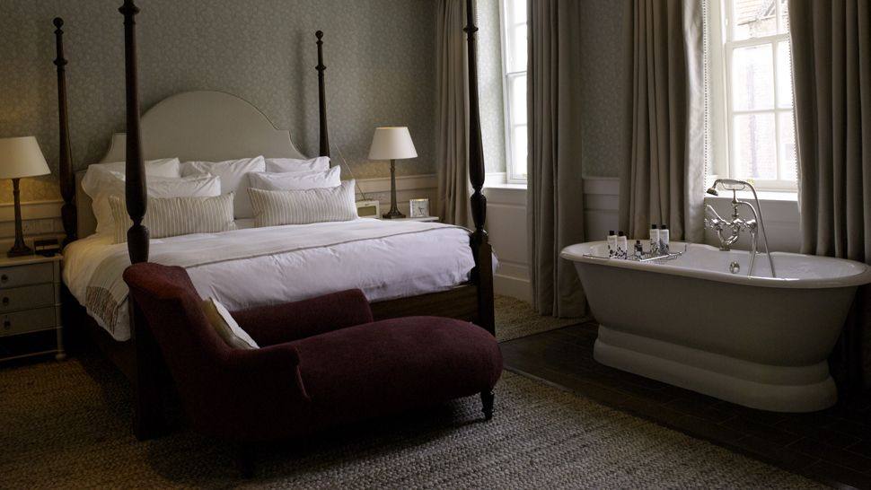 伦敦迪恩街Townhouse酒店_007101-01-bedroom-with-bathtub.jpg