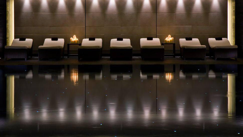 爱尔兰威克洛郡丽思卡尔顿酒店_005679-04-loungers-black-pool.jpg