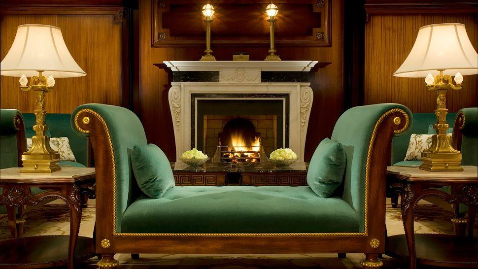 爱尔兰威克洛郡丽思卡尔顿酒店_005679-03-lobby-fireplace-green-couch.jpg
