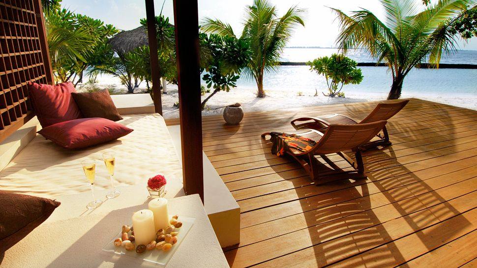 马尔代夫库鲁巴度假村Kurumba Maldives_005571-02-lounging.jpg