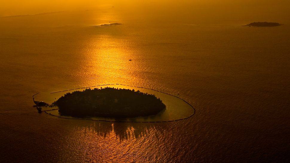 马尔代夫库鲁巴度假村Kurumba Maldives_005571-11-aerial-island-sunset.jpg