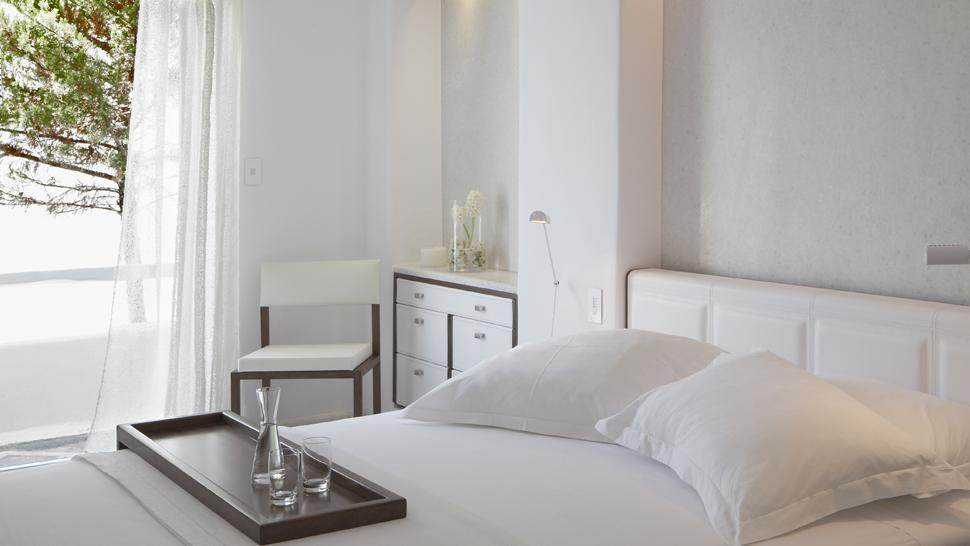 Rockwell Group -希腊米科诺斯Belvedere酒店_006352-02-white-bedroom-with-terrace.jpg