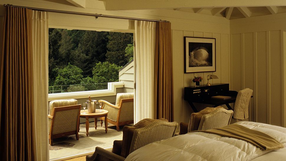加利福尼亚州圣赫勒拿Meadowood纳帕谷_000111-05-bedroom-balcony-forest-view.jpg