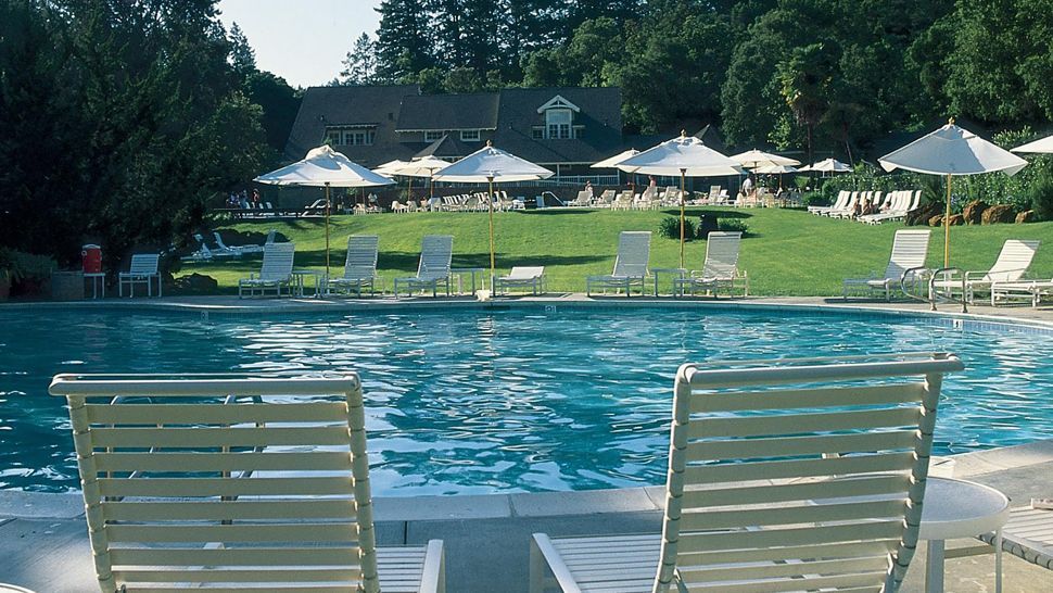 加利福尼亚州圣赫勒拿Meadowood纳帕谷_000111-06-exterior-pool-umbrellas-daytime.jpg