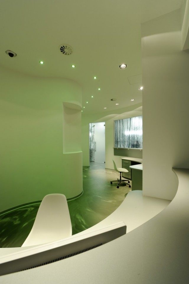 德国维恩海姆的牙科诊所_23-reception-desk-in-green-photo-by-Stefan-Blume-640x962.jpg