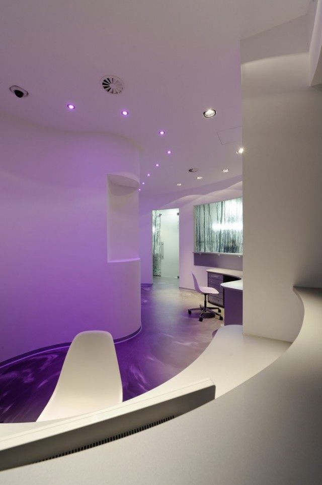 德国维恩海姆的牙科诊所_21-reception-desk-in-purple-photo-by-Stefan-Blume-640x962.jpg