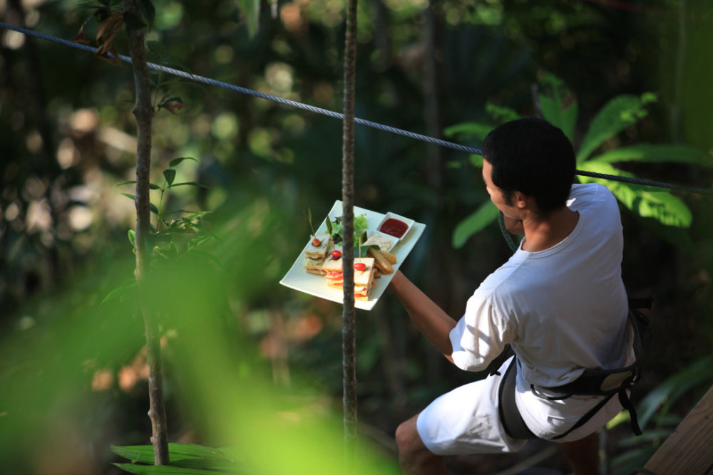 苏尼瓦琪维度假村(Soneva Kiri by Six Senses)/暹逻湾_Host at Tree Pod Dining.jpg