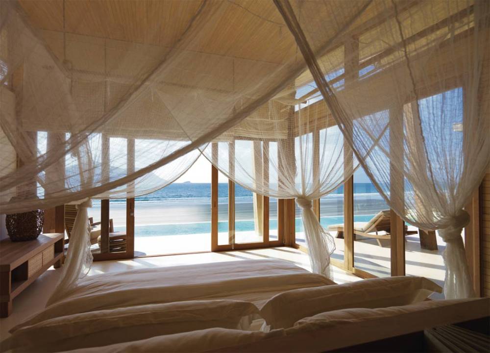 越南豪华度假村SIX SENSES CON DAO_bedroom_interior_with_beach_view_M.jpg