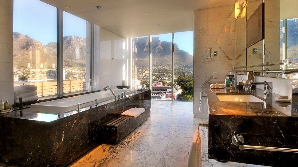 南非开普敦TAJ酒店_008288-05-presidential-bathroom-table-mountain-view.jpg