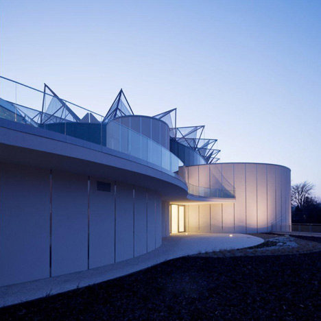 捷克兹林会展中心_dezeen_Convention-Centre-by-Eva-Jiricna-Architects_07.jpg