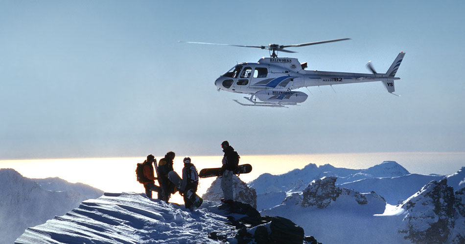 新西兰南岛布兰凯特湾Blanket Bay ,New Zealand ,South Island Queenstown_463-snowboarding-boarders-on-peak.jpg