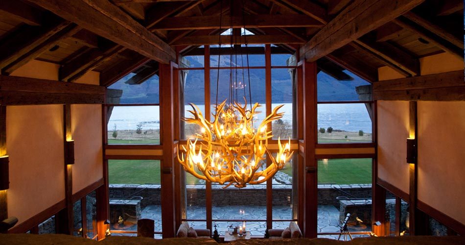 新西兰南岛布兰凯特湾Blanket Bay ,New Zealand ,South Island Queenstown_683-blanket-bay-great-room-chandelier.jpg