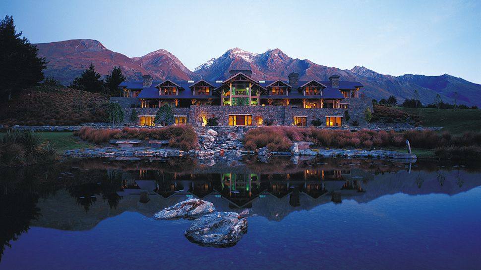 新西兰南岛布兰凯特湾Blanket Bay ,New Zealand ,South Island Queenstown_002704-01-lodge-exterior-night.jpg