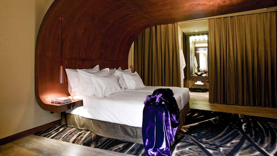 葡萄牙波尔图Teatro酒店_009464-08-bedroom-curved-heardboard-ceiling.jpg