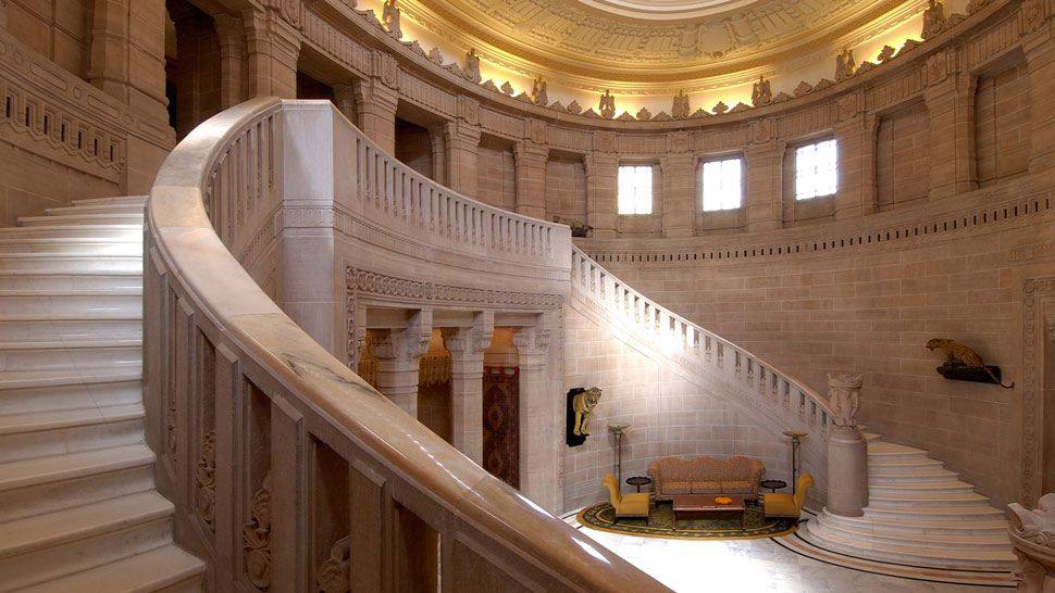 印度焦特布尔Umaid Bhawan皇宫酒店Umaid Bhawan Palace, Jodhpur_002930-05-lobby-staircase.jpg