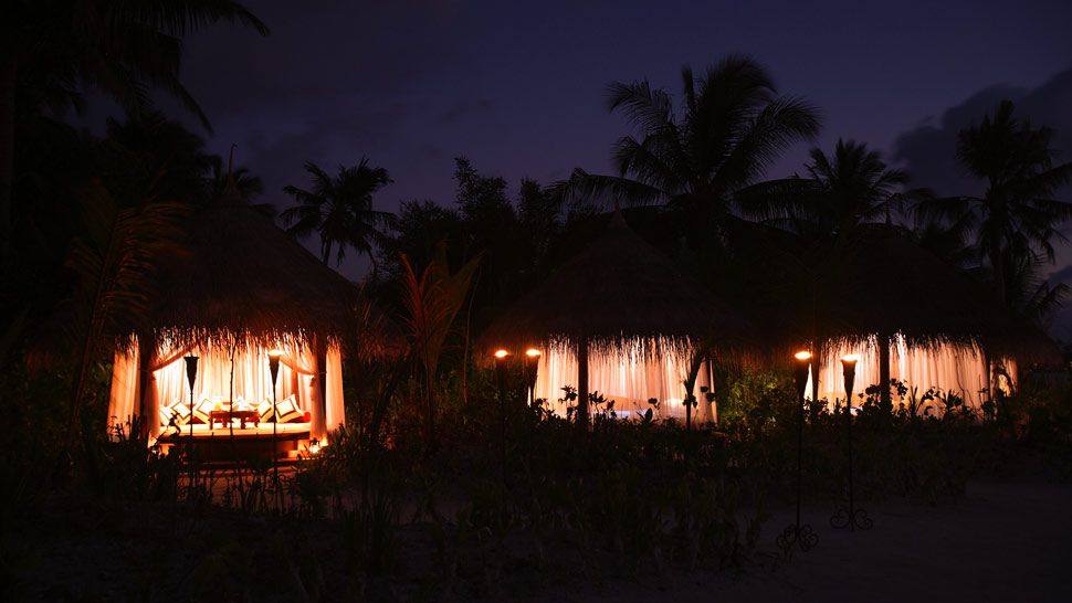 马尔代夫南马累环礁娜拉杜岛度假村_003544-07-beach-cabanas-night.jpg