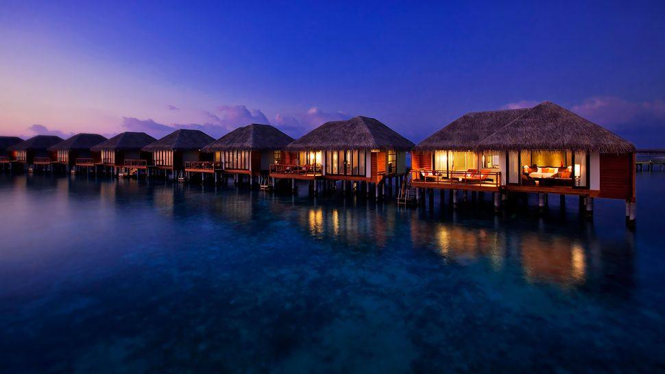 Velassaru Maldives-马尔代夫蔚蓝沙酒店_007220-01-overwater-bungalows-night.jpg