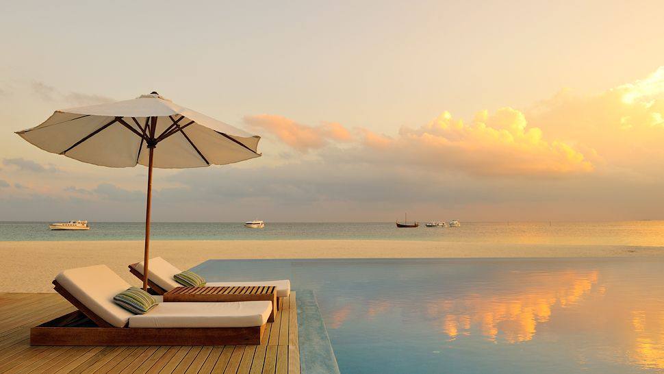 Velassaru Maldives-马尔代夫蔚蓝沙酒店_007220-17-infinity-pool.jpg