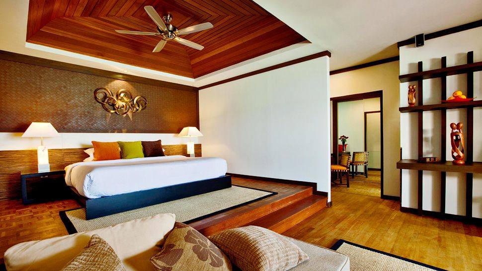 Velassaru Maldives-马尔代夫蔚蓝沙酒店_007220-11-bedroom-suite-stairs-to-bed.jpg