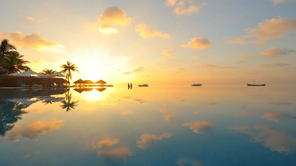 Velassaru Maldives-马尔代夫蔚蓝沙酒店_007220-07-sunrise-from-infinity-pool.jpg