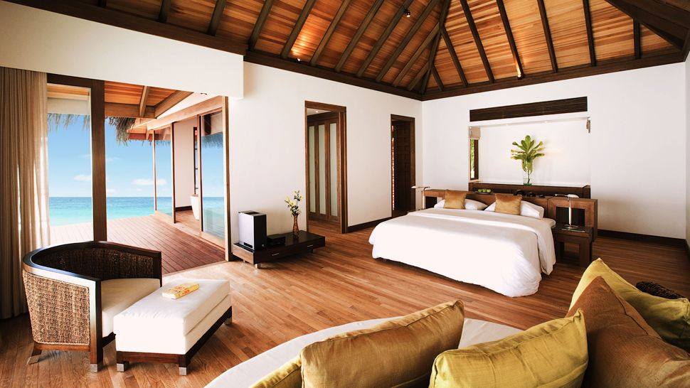 Velassaru Maldives-马尔代夫蔚蓝沙酒店_007220-14-suite-bedroom-deck.jpg