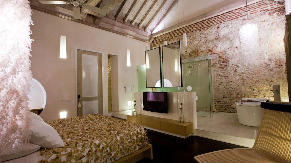 哥伦比亚卡塔赫纳Tcherassi酒店及水疗中心_007857-02-loft-style-bedroom-bath-exposed-brick-wall.jpg