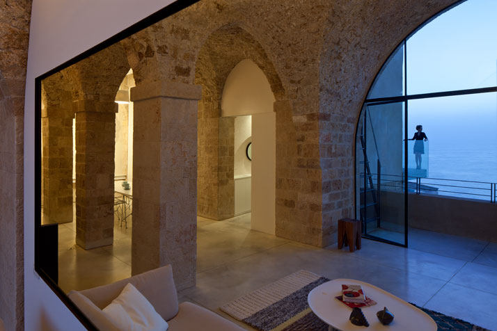 以色列雅法的极简主义海滨住宅_residence-in-Old-Jaffa-tel-Aviv-by-Pitsou-kedem-architects-yatzer-1.jpg