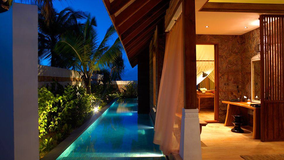 马尔代夫卓美亚维塔维丽度假酒店Jumeirah Vittaveli, Maldives_009419-01-exterior-private-pool-night.jpg