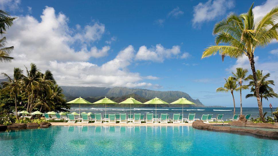 夏威夷瑞吉普林斯维尔度假村The St. Regis Princeville Resort_001011-01-pool-umbrellas-mountains-ocean-view.jpg