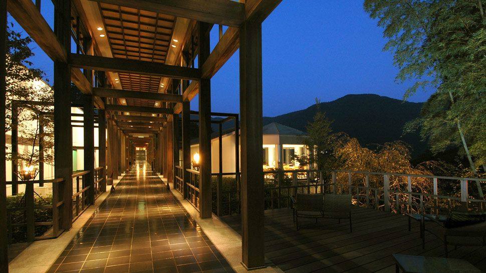 日本箱根 强罗花坛 Gora Kadan_003609-01-exterior-hallway-lounging-area.jpg