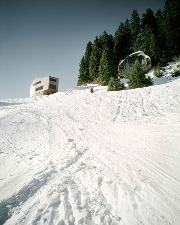 雪山中的优雅房子/ AFGH 建筑事务所_house_on_the_Rigi_01.jpg