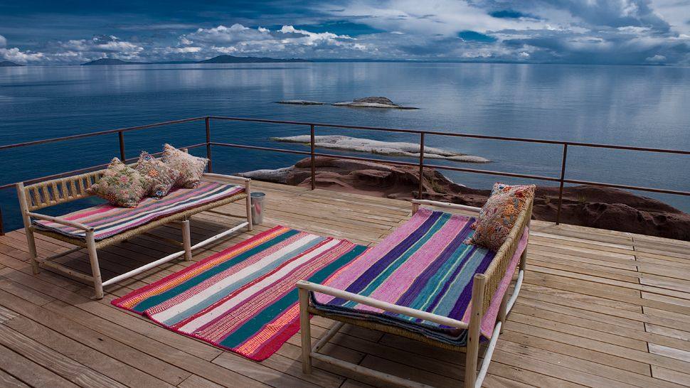 秘鲁普诺的的喀喀湖Titilaka酒店_006224-05-outdoor-patio-sitting-area-lake-mountain-view.jpg