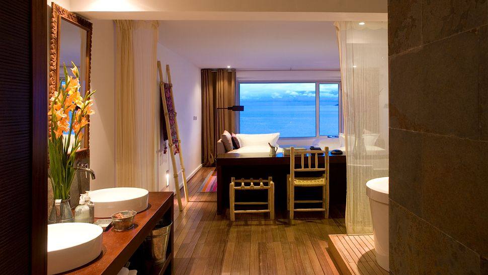秘鲁普诺的的喀喀湖Titilaka酒店_006224-07-bedroom-bathtub-lake-view.jpg