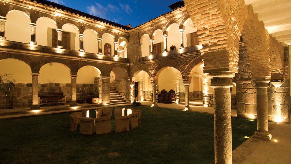秘鲁La Casona Inkaterra酒店_005242-01-courtyard-exterior-night.jpg