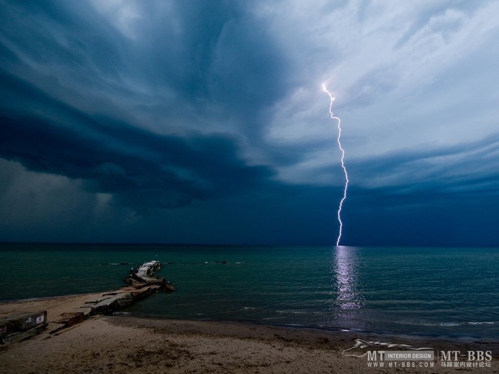 美国国家地理杂志照片精选_亨廷顿海滩的闪电，俄亥俄州.jpg
