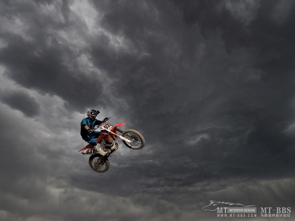 美国国家地理杂志照片精选_摩托车手驾车冲向黑暗天空，科罗拉多州.jpg