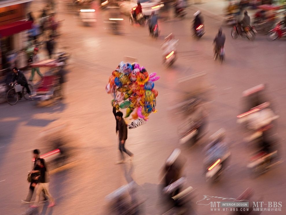 美国国家地理杂志照片精选_气球小贩，越南.jpg