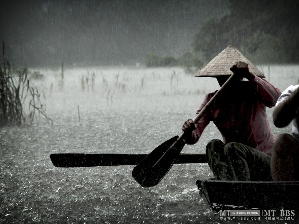 美国国家地理杂志照片精选_越南宁平河雨中的划船人.jpg