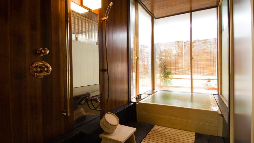 京都の老舗旅館　柊家_003601-04-infinity-bathtub.jpg