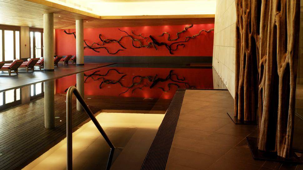 西班牙Hotel Marques酒店-弗兰克·格利_003517-06-indoor-red-pool.jpg